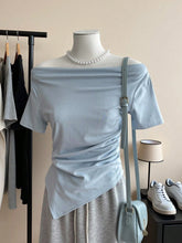 Assymetrical Off-Shoulder